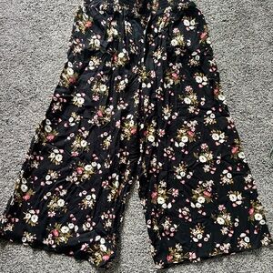 American Eagle wide leg flowy Black Floral capri pant